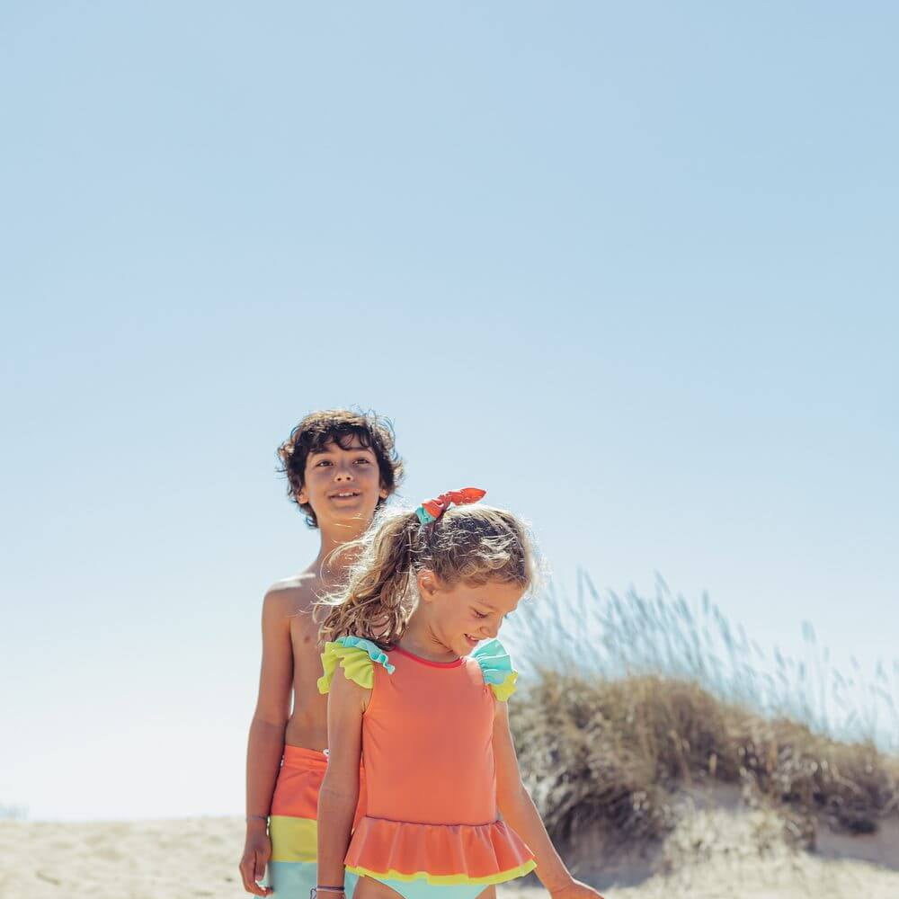 Fato de banho de menina Candy Colors da Paper Boat, crianças na praia usando roupas coloridas, perfeito para o verão, tamanhos 1 a 6 anos.