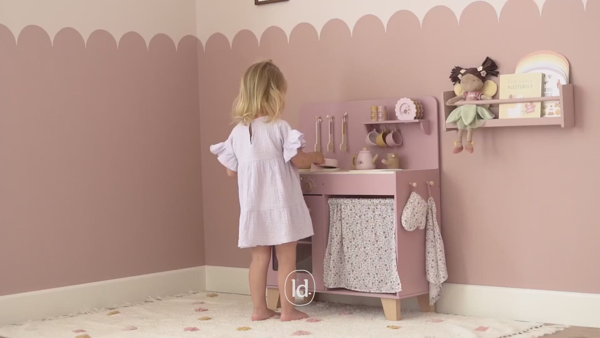 Criança brincando com a Cozinha Rosa - Little Dutch em um ambiente encantador e colorido.